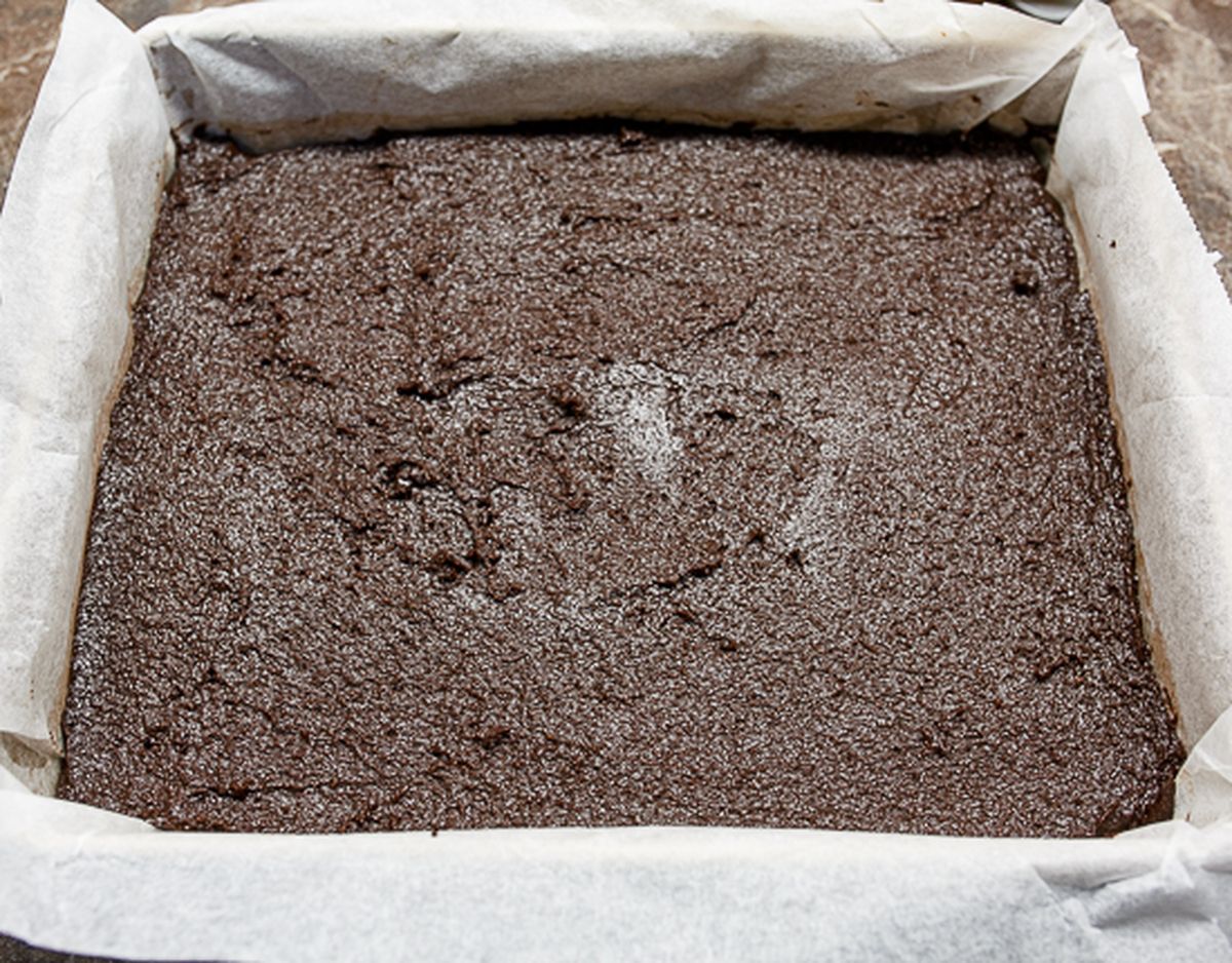 Кладем тесто в форму