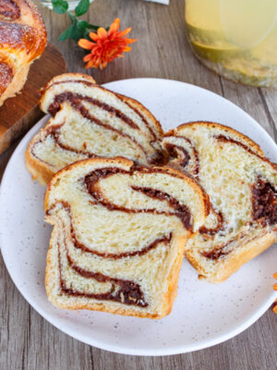 Сдобная булка-витушка с орехово-шоколадной начинкой