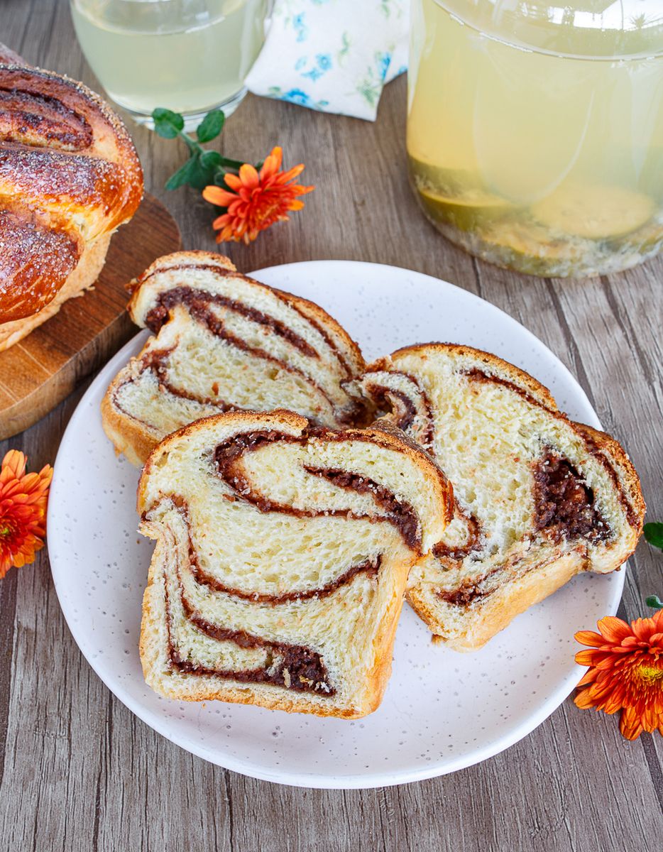 Сдобная булка-витушка с орехово-шоколадной начинкой