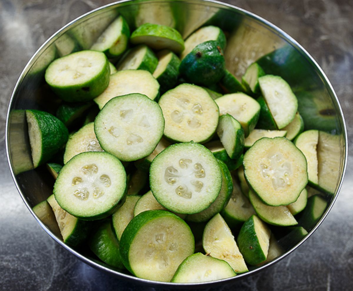 Нарезаем фейхоа