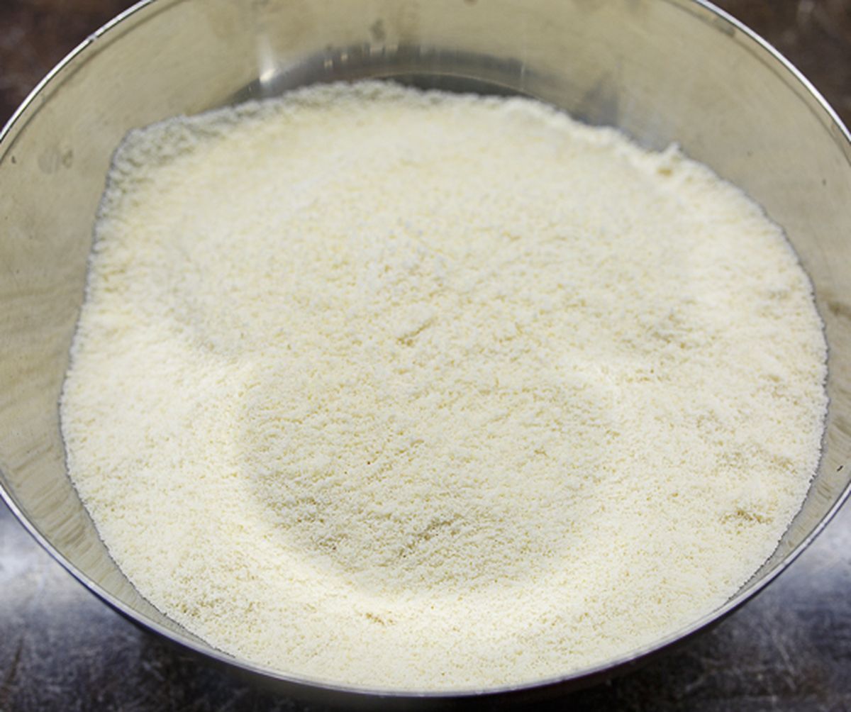 Просеиваем миндальную муку