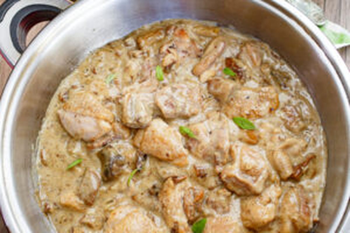Курица в сливочном соусе с белыми грибами