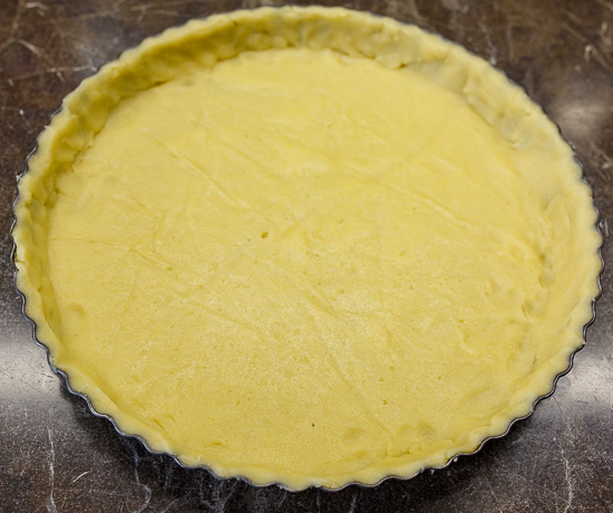 Кладем тесто в форму