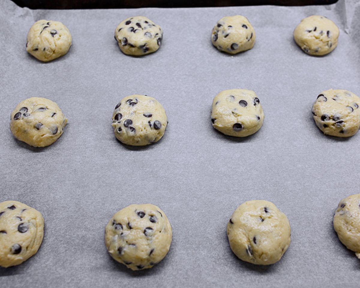 Кладем печенье на противень