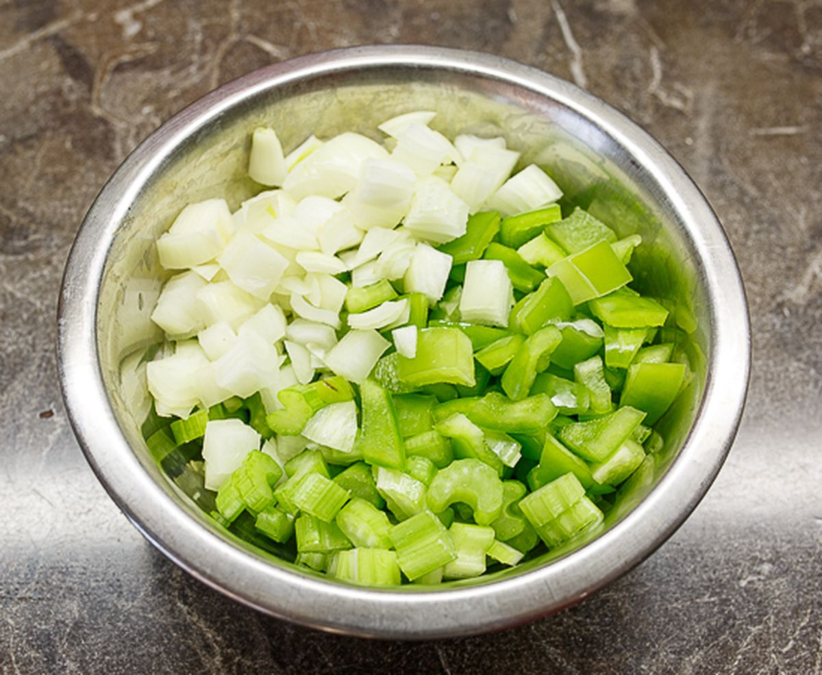 Нарезаем овощи