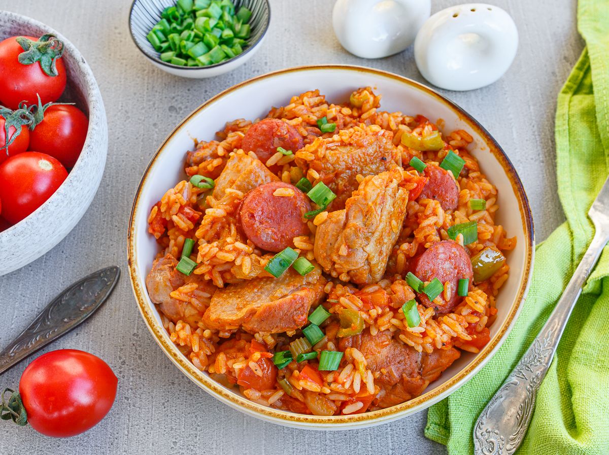 Красная креольская джамбалайя с курицей