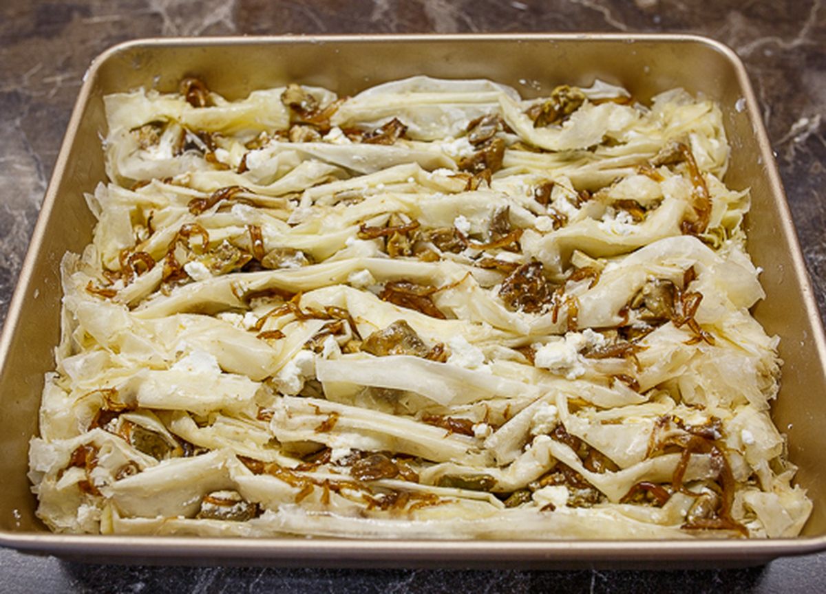 Кладем тесто в форму