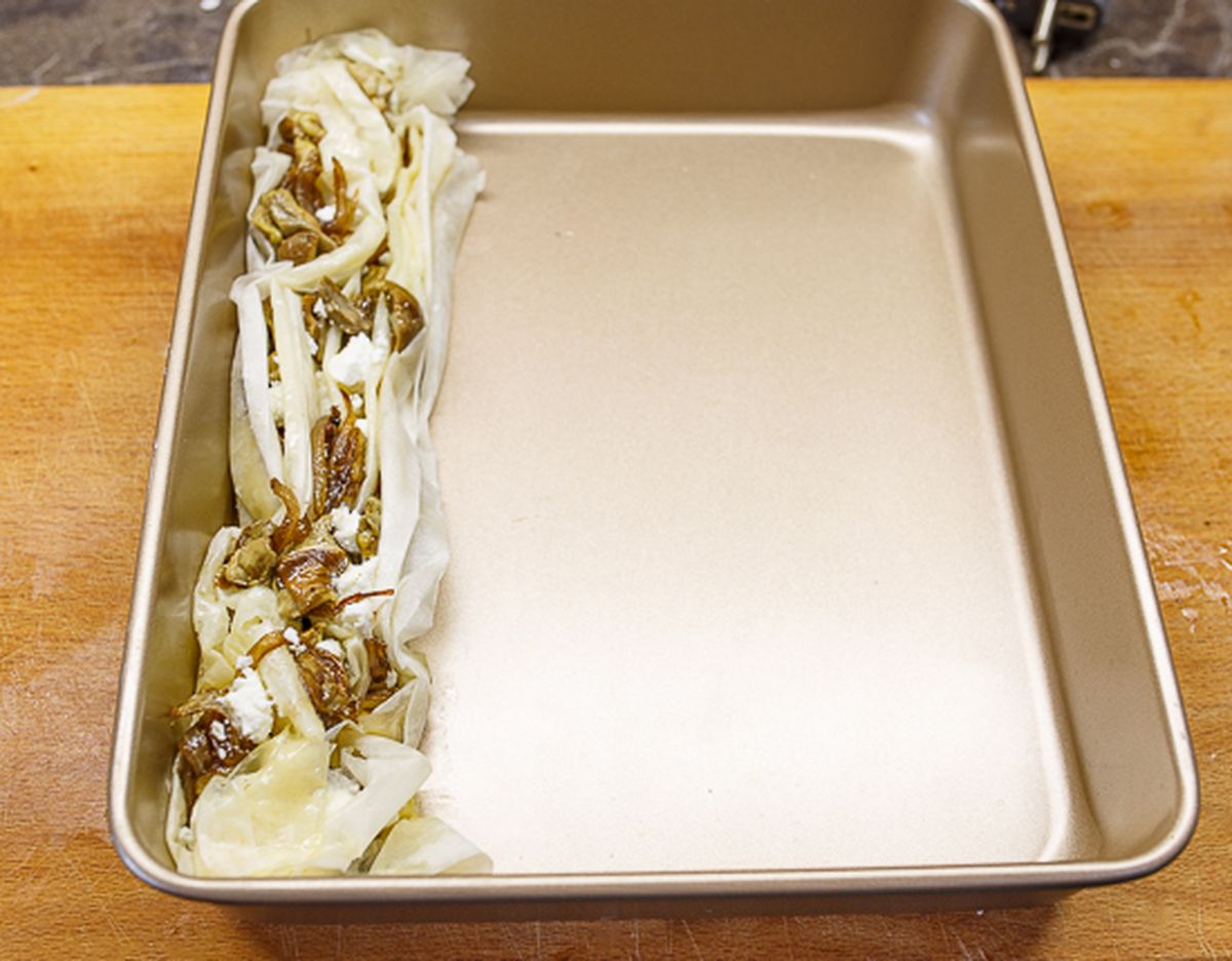 Кладем тесто в форму