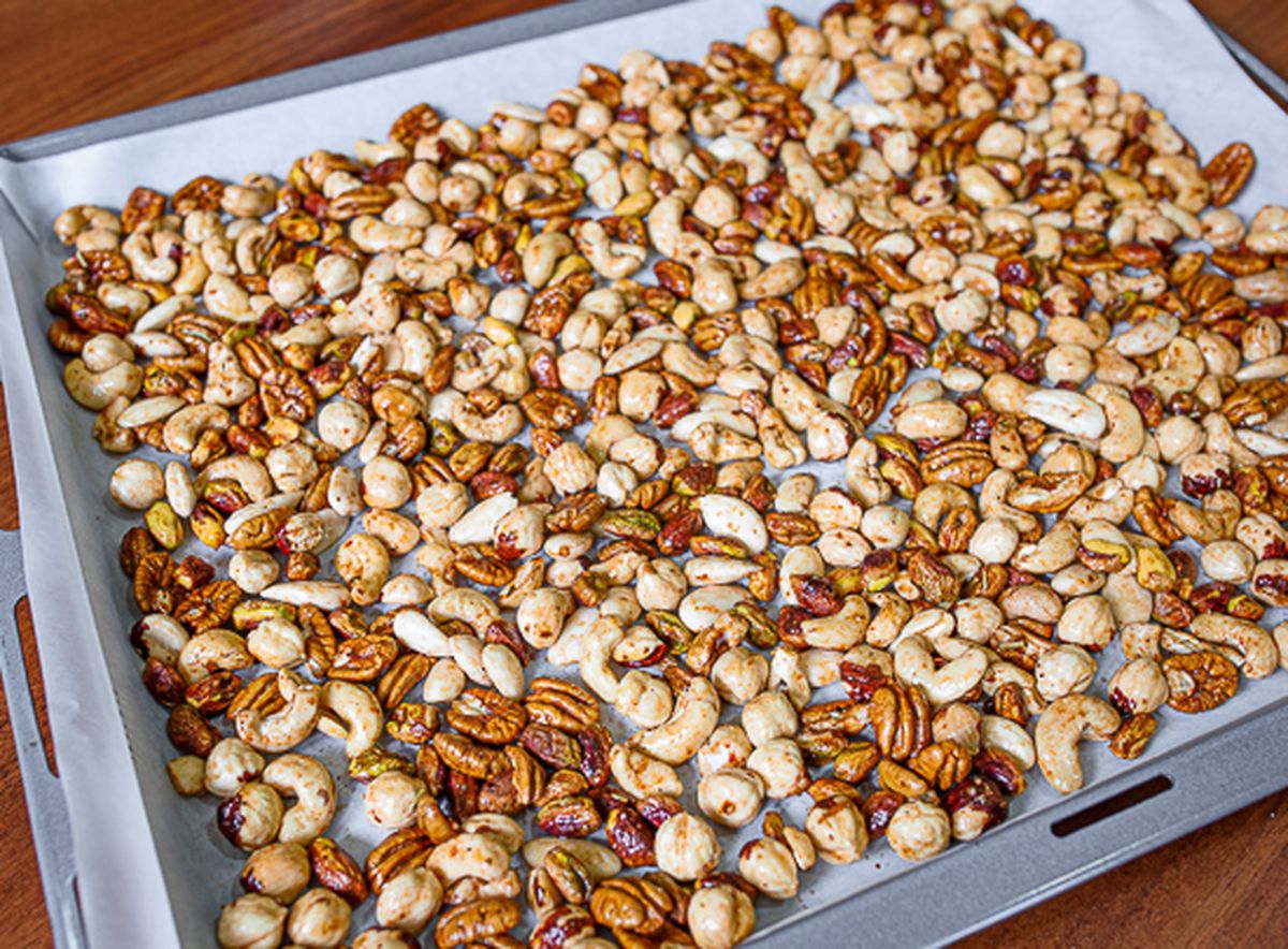 Кладем орехи на противень