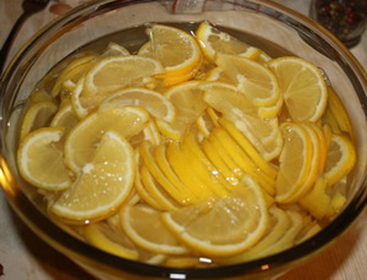Лимоны в кастрюле
