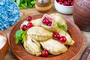 Пышные вареники с вишней на пару