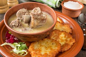 Белорусская мачанка с ребрышками и драниками