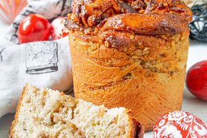 Витой кулич с орехами