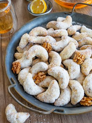 Печенье “Полумесяцы” с грецкими орехами