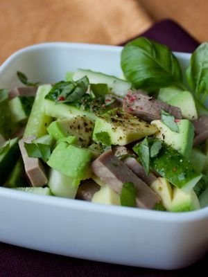 Салат с языком и авокадо
