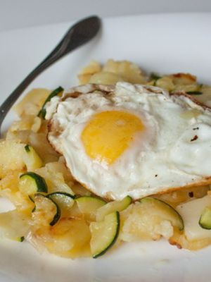 Яйца с жареным картофелем и цуккини