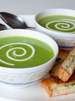 Суп-пюре из зеленого горошка с сырно-луковыми гренками