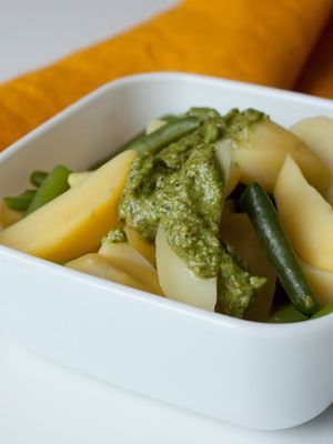Картофельный салат с зеленой фасолью и песто