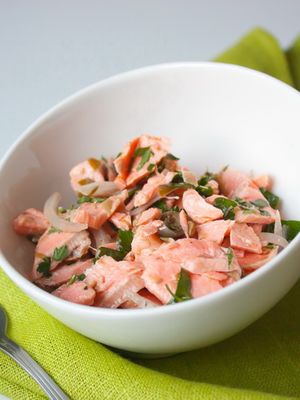 Салат из лосося с петрушкой и каперсами