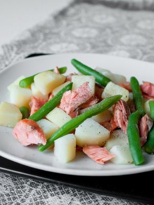 Салат из форели с картофелем и зеленой фасолью