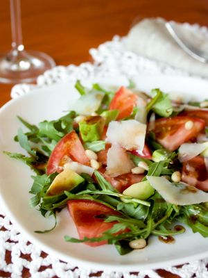 Салат с томатами, рукколой и пармезаном