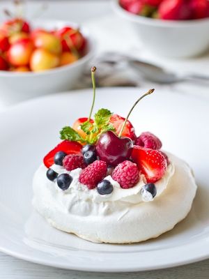 Пирожные “Павлова” с ягодами