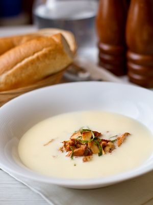 Чесночный крем-суп с лисичками