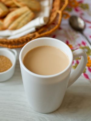 Индийский имбирный чай с молоком и кардамоном