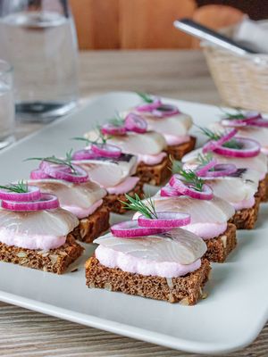 Тартинки с сельдью и сметанным соусом с хреном