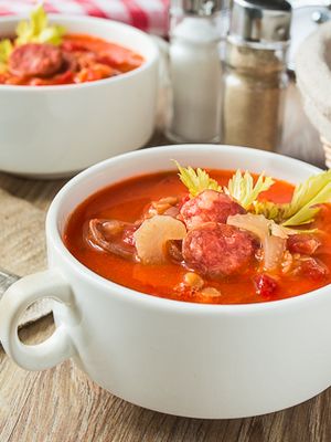 Томатный суп с чечевицей и колбасками