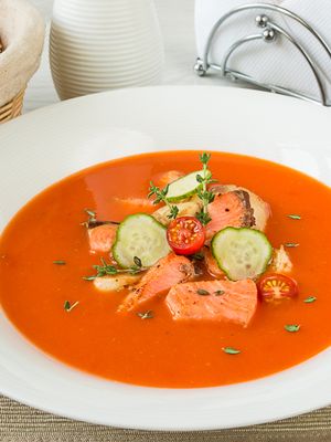 Томатный суп-пюре с лососем и треской