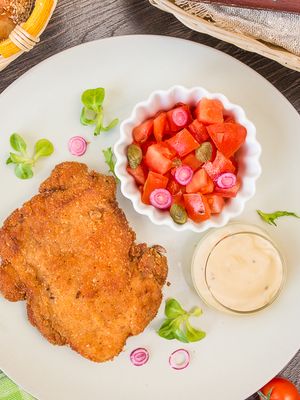 Шницель из курицы с томатным салатом
