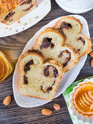Сладкая булка с шоколадом и хрустящим штрейзелем