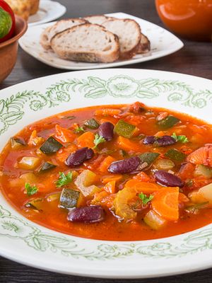 Летний овощной суп с красной фасолью