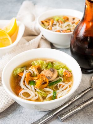 Грибной суп с лапшой в азиатском стиле