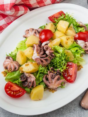 Средиземноморский салат с осьминогами