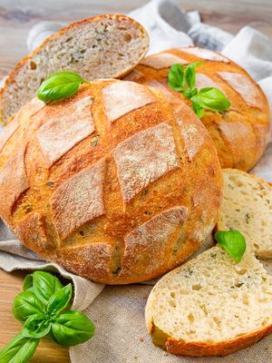 Пшеничный хлеб с базиликом на закваске