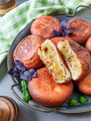 Жареные пирожки с картошкой и луком