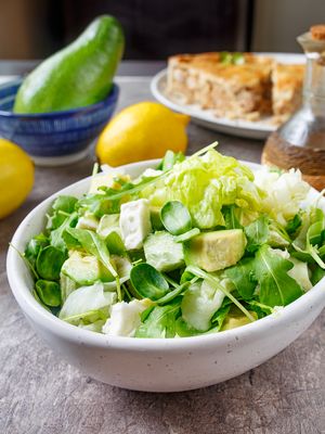 Зеленый салат с авокадо и фетой