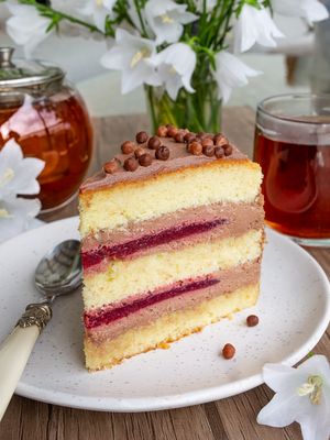 Бисквитный торт с шоколадом и малиной