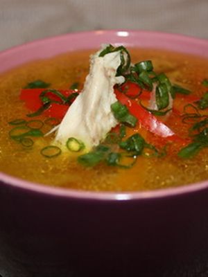 Куриный суп со сладким перцем и миндалем