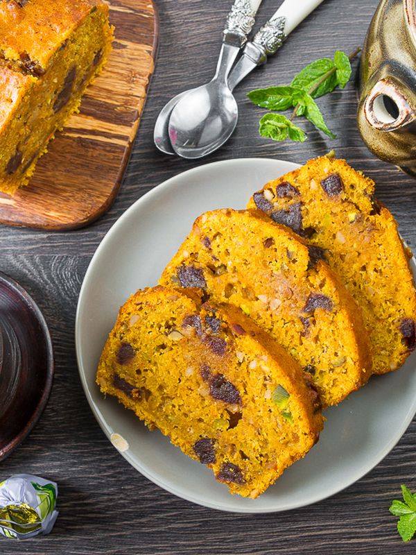 Кекс с финиками. Кекс с моркови и тыквы с соусом. Тыквенные кексы с орехами и изюмом. Морковные маффины. Кекс с орехами и морковью.